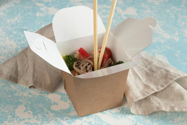 Çevre ambalajı - sebzeli erişte, tavuk ve et teslimat servisi için paketlenmiş. Fast food.