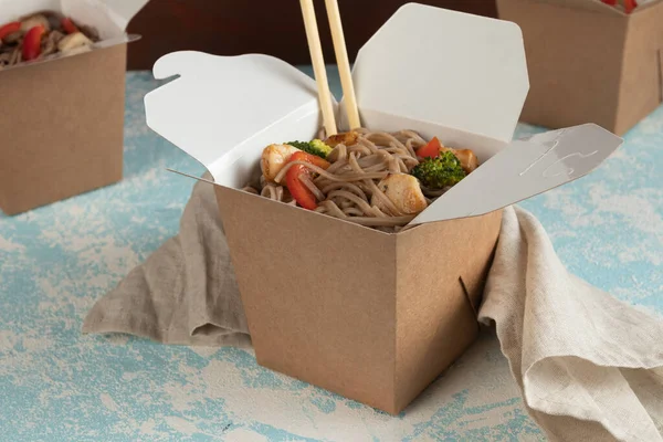 Çevre ambalajı - sebzeli erişte, tavuk ve et teslimat servisi için paketlenmiş. Fast food.