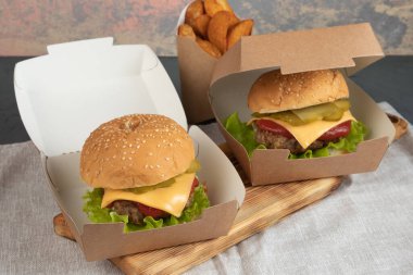 Eko ambalajlama, teslimat servisi için hamburgerler. Fast food.