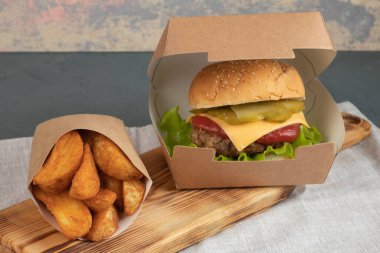 Eko ambalajlama, teslimat servisi için hamburgerler. Fast food.