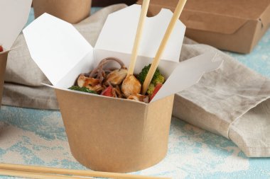 Çevre ambalajı - sebzeli erişte, tavuk ve et teslimat servisi için paketlenmiş. Fast food.