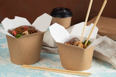 Çevre ambalajı - sebzeli erişte, tavuk ve et teslimat servisi için paketlenmiş. Fast food.