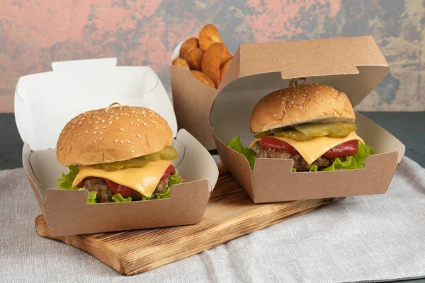 Eko ambalajlama, teslimat servisi için hamburgerler. Fast food.