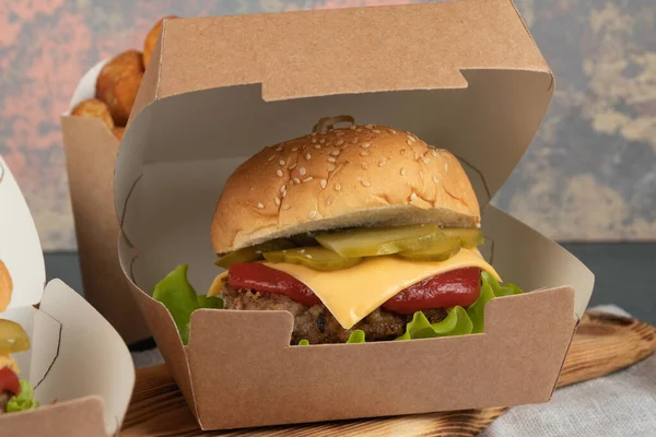 Eko ambalajlama, teslimat servisi için hamburgerler. Fast food.