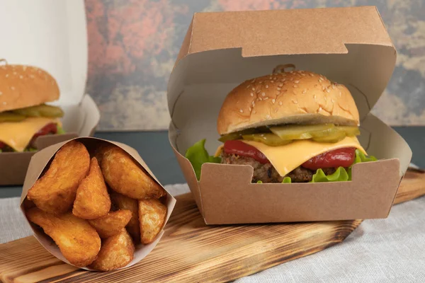 Eko ambalajlama, teslimat servisi için hamburgerler. Fast food.