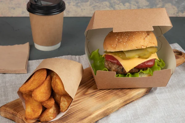 Eko ambalajlama, teslimat servisi için hamburgerler. Fast food.