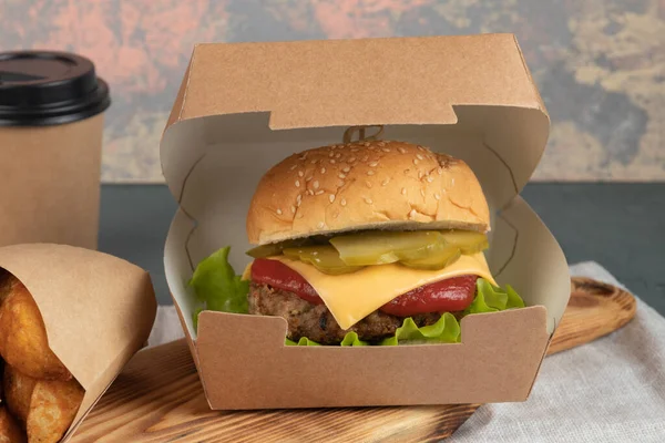 Eko ambalajlama, teslimat servisi için hamburgerler. Fast food.