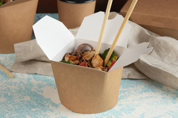 Çevre ambalajı - sebzeli erişte, tavuk ve et teslimat servisi için paketlenmiş. Fast food.