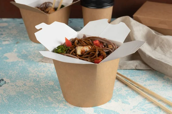 Çevre ambalajı - sebzeli erişte, tavuk ve et teslimat servisi için paketlenmiş. Fast food.