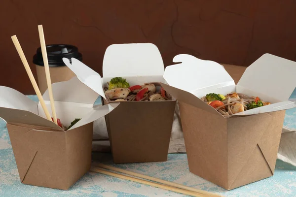 Eco Verpakking Noedels Met Groenten Kip Vlees Ambachtelijke Verpakking Voor — Stockfoto