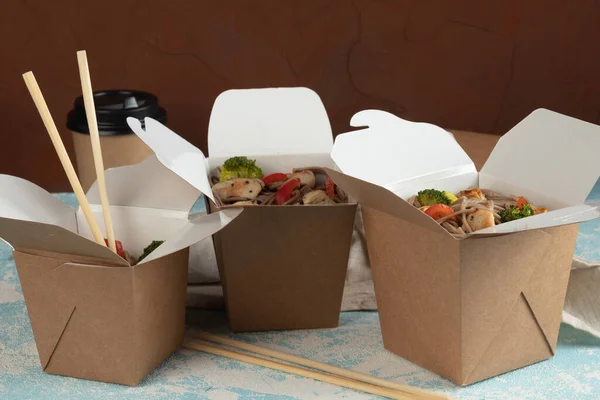 Çevre ambalajı - sebzeli erişte, tavuk ve et teslimat servisi için paketlenmiş. Fast food.