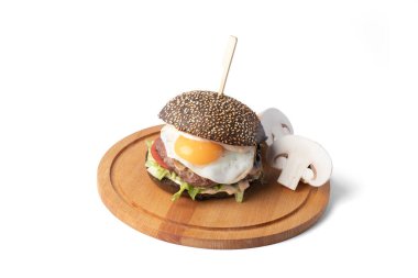 Hamburger tahtada beyaz arka planda servis için, fast food.