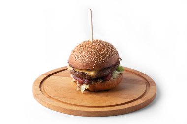 Hamburger tahtada beyaz arka planda servis için, fast food.