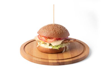Hamburger tahtada beyaz arka planda servis için, fast food.