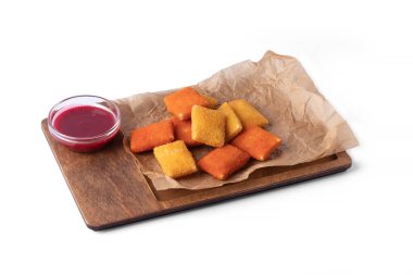 Soslu peynir pedleri, beyaz tabakta, teslimat için, fast food.