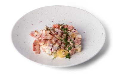 Tütsülenmiş et salatası, beyaz tabakta, teslimat için, Avrupa yemeği.