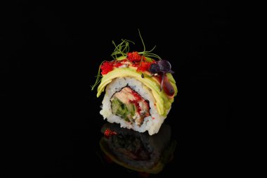 Roru - somon, salatalık, krem peynir, tamago, tobiko, siyah arka planda wasabi