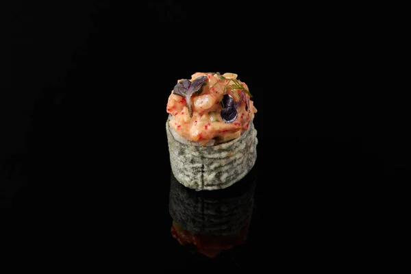 Maki Tintenfisch Avocado Schneekrebse Blauschimmelkäsesauce Masago Wasabi Auf Schwarzem Hintergrund — Stockfoto