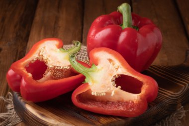 Eko sebzeler, ahşap arka planda taze kırmızı biber, vejetaryen yemeği.