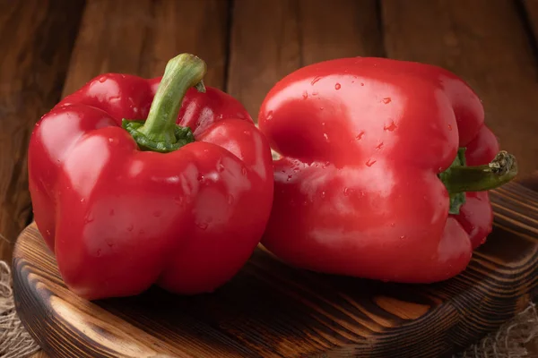 Vegetales Ecológicos Pimientos Rojos Frescos Sobre Fondo Madera Comida Vegana — Foto de Stock