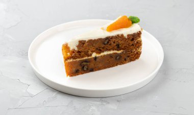 Ev yapımı havuçlu kek, fındıklı ve beton kaplamalı.