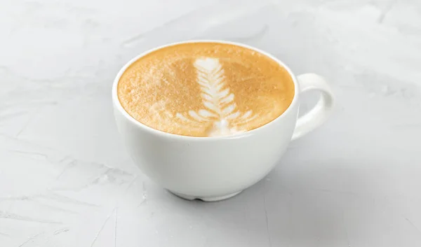 白いカップのホットカプチーノコーヒー具体的な背景 — ストック写真