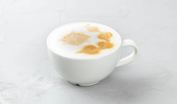 コンクリートの背景に熱いモチーノコーヒーの白いカップ — ストック写真