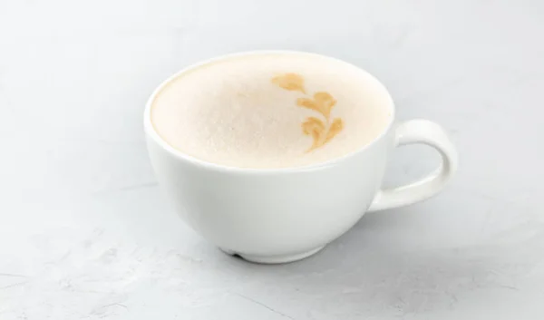コンクリートの背景に熱いモチーノコーヒーの白いカップ — ストック写真