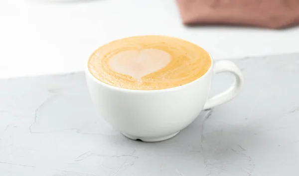 Cangkir Putih Kopi Cappuccino Panas Dengan Latar Belakang Beton — Stok Foto