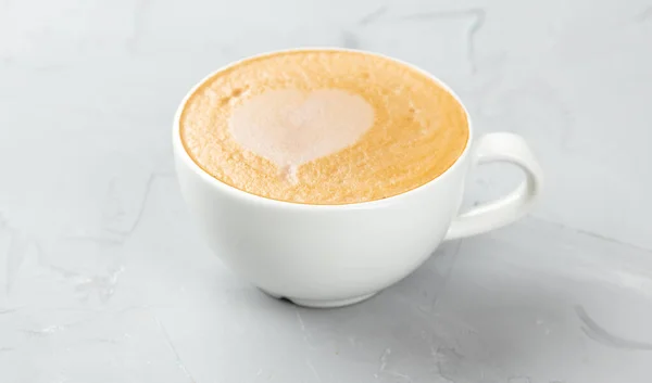 Weiße Tasse Heißen Cappuccino Auf Betongrund — Stockfoto