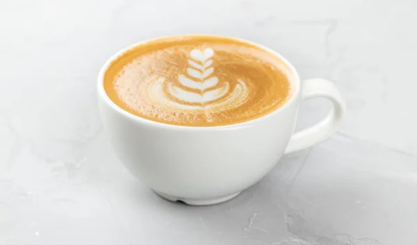 Cangkir Putih Kopi Cappuccino Panas Dengan Latar Belakang Beton — Stok Foto