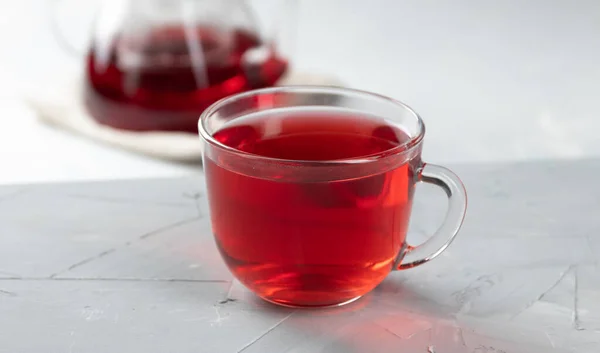 Rött Ett Glas Transparent Kopp Med Varmt Vatten Konkret Bakgrund — Stockfoto