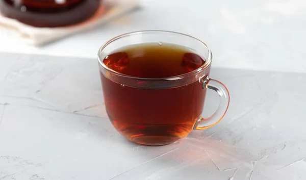 Oscuro Una Taza Vidrio Transparente Con Agua Caliente Sobre Fondo — Foto de Stock