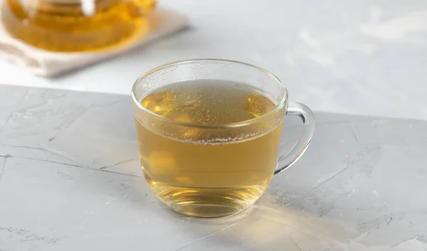 Зеленый Чай Стеклянной Прозрачной Чашке Горячей Водой Бетонном Фоне — стоковое фото