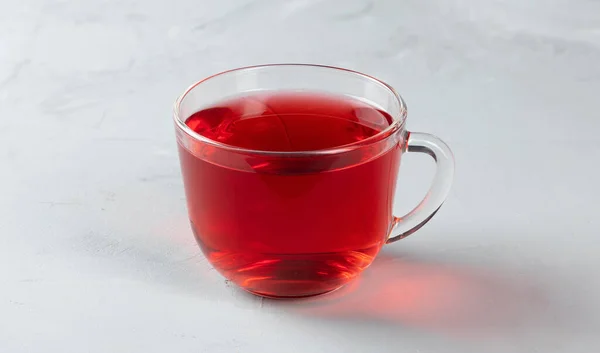 Красный Чай Стеклянной Прозрачной Чашке Горячей Водой Бетонном Фоне — стоковое фото