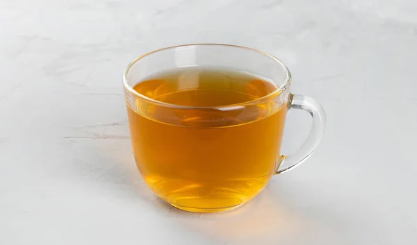 Gelber Tee Einer Gläsernen Transparenten Tasse Mit Heißem Wasser Auf — Stockfoto