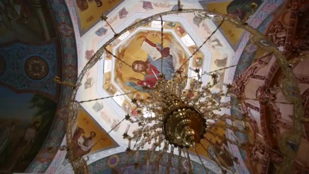 30.01.2018, Chernivtsi, Ukrajna - csillár az egyházban. A csillár, az ortodox egyház a gyertya világít. a háttérben, egy nagy ikonosztáz — Stock videók