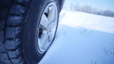 Kar kamerada flicking ile kalın kar üzerinden sürüş 21.01.2018, Chernivtsi, Ukrayna-