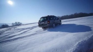 21.01.2018, Chernivtsi, Ukrayna - karda Araba sürme. Kış araba karlı kumsalda izler. Bir yarış arabası bir karlı yolda araba. Kış araba yarışı güneş yansıması ile izlemek. Yarış parça