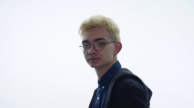 Korkmuş adam korkmuş, korkuyor ve kaçıyor