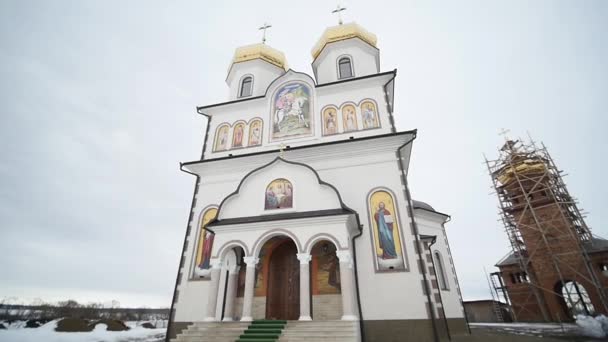 30.01.2018, Chernivtsi, Ukrajna - új ortodox templom Ukrajnában, fehér falakkal és arany kupolák — Stock videók