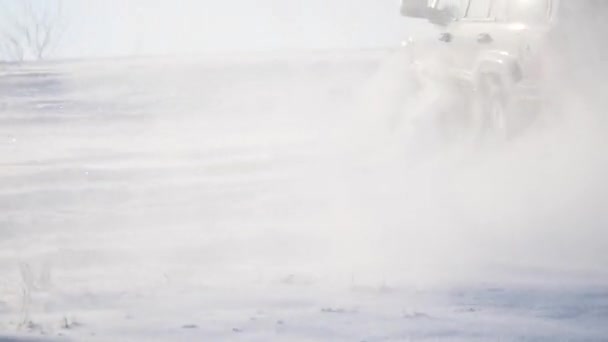 Τσέρνοβτσι, Ουκρανία - 21.01.2018, ζάντες αυτοκινήτων, οδήγηση σε βαθύ χιόνι κατά τη χειμερινή περίοδο — Αρχείο Βίντεο