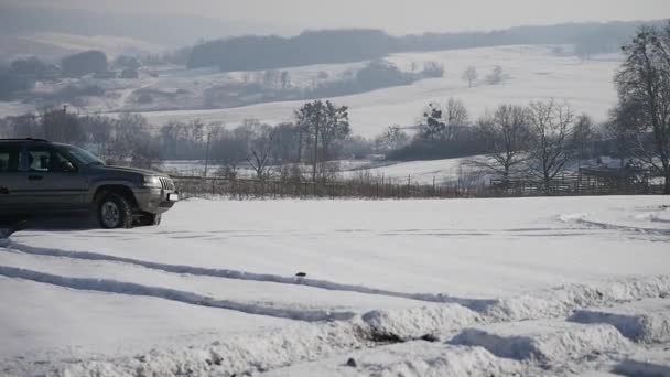 在雪地里开车。雪海滩上的冬季车轨。在雪路上开赛车。跟踪冬季赛车与太阳反射。比赛在轨道在冬天 — 图库视频影像