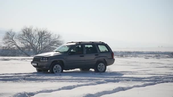 21.01.2018, Tsjernivtsi, Oekraïne - 4 x 4 jeep extreme rijden op sneeuw — Stockvideo