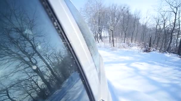 21.01.2018, Τσέρνοβτσι, Ουκρανία - Suv με χιονισμένο ζάντες και τα ελαστικά χειμώνα οδήγηση στο χιόνι, προβολή με μεγέθυνση — Αρχείο Βίντεο