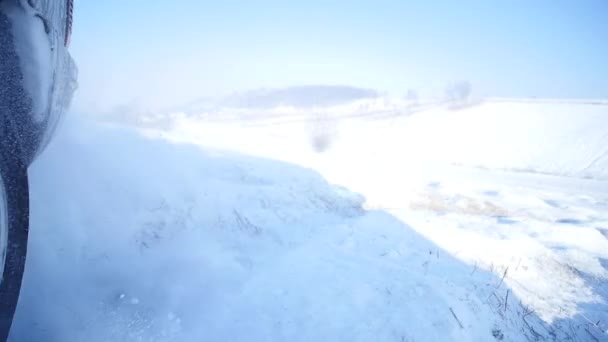 21.01.2018, Chernivtsi, Ucrânia - Suv com rodas nevadas e pneus de inverno dirigindo na neve, vista close-up — Vídeo de Stock