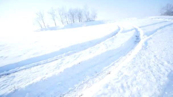 21.01.2018, Tsjernivtsi, Oekraïne - Suv met besneeuwde wielen en winterbanden rijden op sneeuw, vergrote weergave — Stockvideo