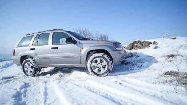 21.01.2018, Tscherniwzi, Ukraine - Autofahren im Schnee. Winterliche Autospuren am verschneiten Strand. Rennwagen auf schneebedeckter Straße. Rennstrecke Winter Autorennen mit Sonnenreflexion. Rennen auf der Strecke in der — Stockvideo