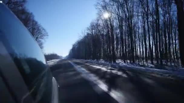 21.01.2018, Chernivtsi, Ukrayna - sürüş buzlu road arabaya. Tehlikeli yol. Kış manzarası — Stok video