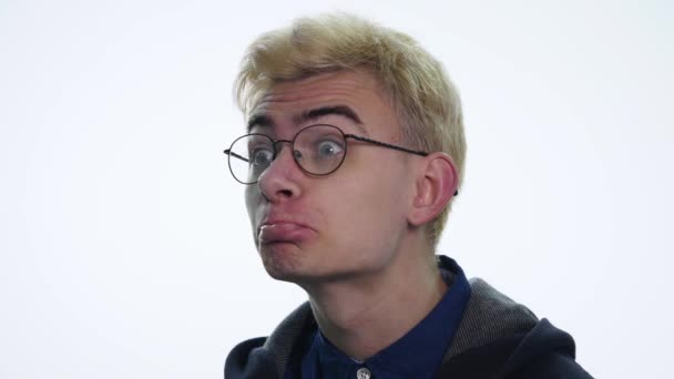 Snygg blond man visar olika känslor på vit bakgrund. Närbild — Stockvideo